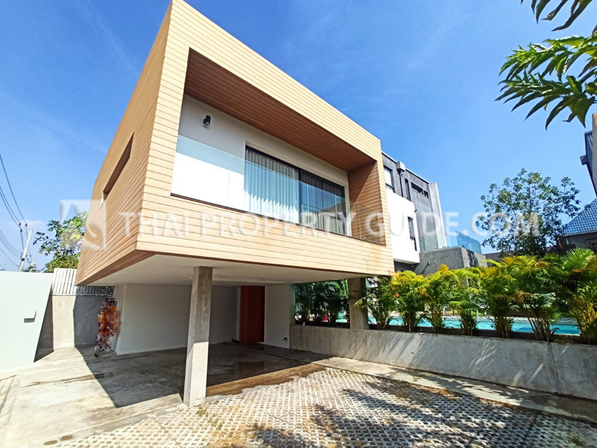 House with Private Pool in Sukhumvit 