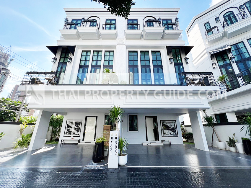 House with Private Pool in Sukhumvit 