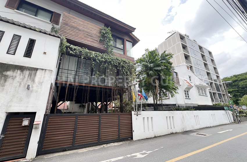 House with Private Pool in Sukhumvit 