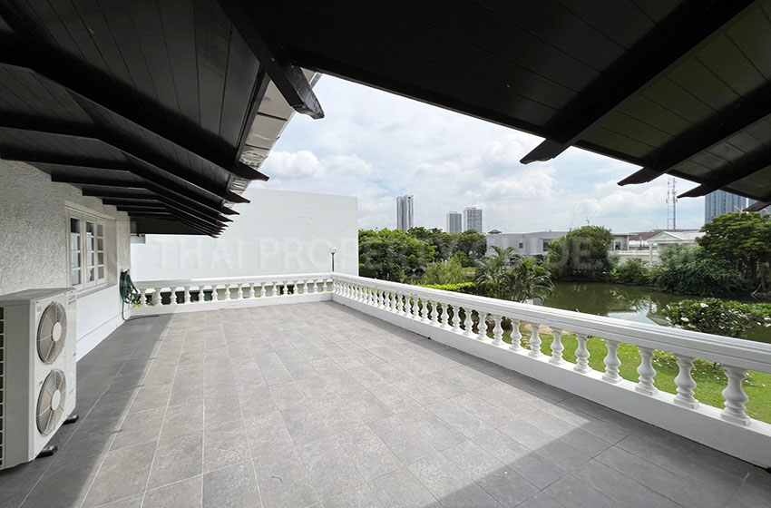 House with Shared Pool in Bangnatrad 