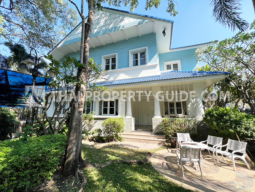 House with Shared Pool in Bangnatrad 