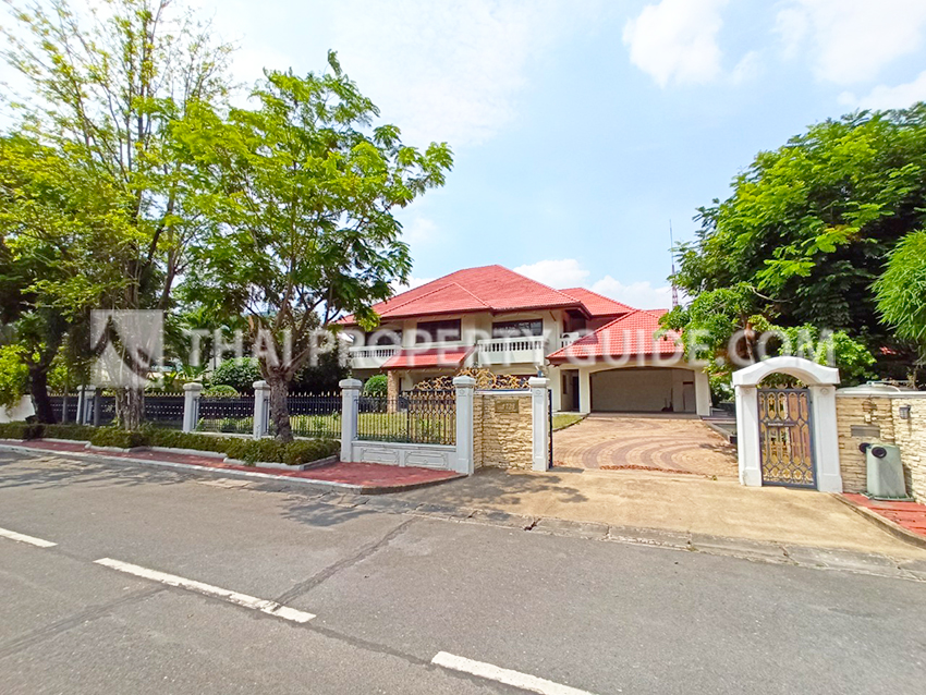 House with Shared Pool in Bangnatrad 