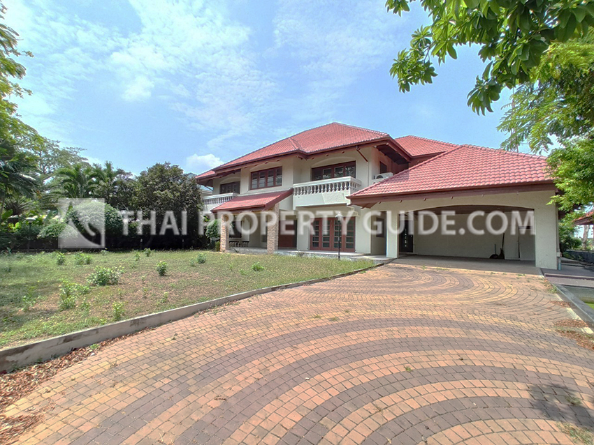 House with Shared Pool in Bangnatrad 