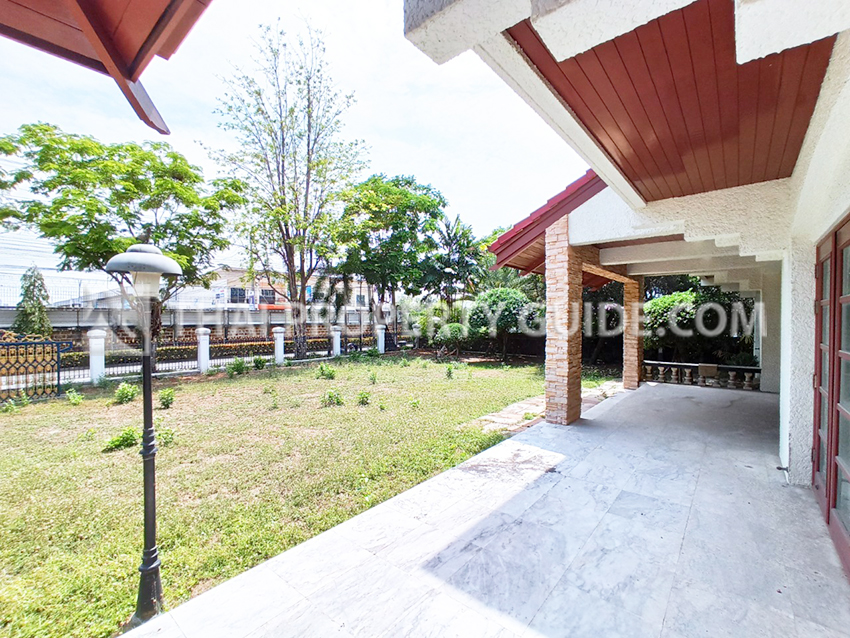 House with Shared Pool in Bangnatrad 