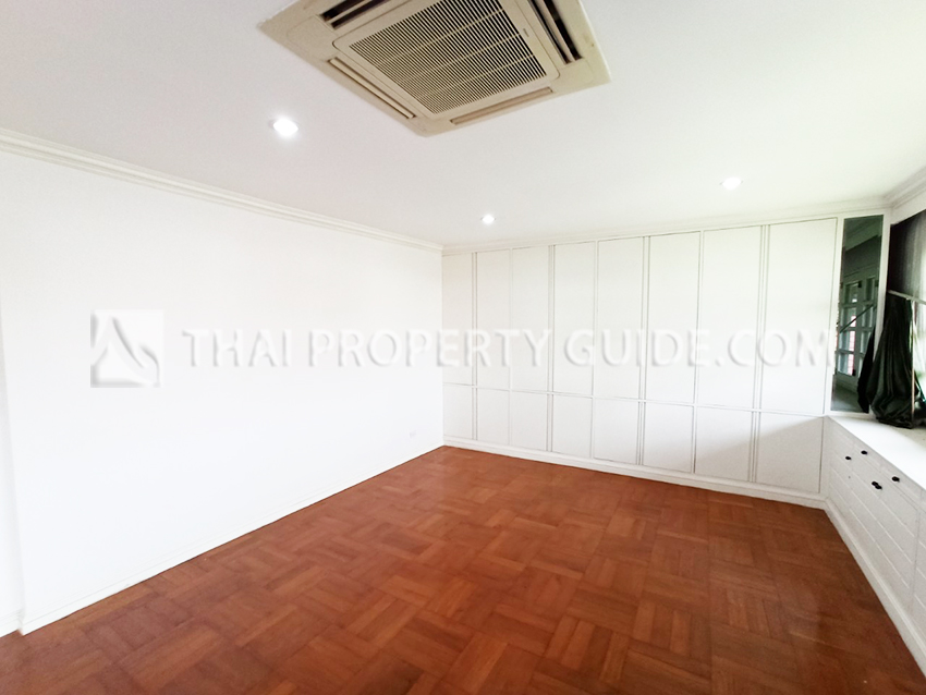 House with Shared Pool in Bangnatrad 