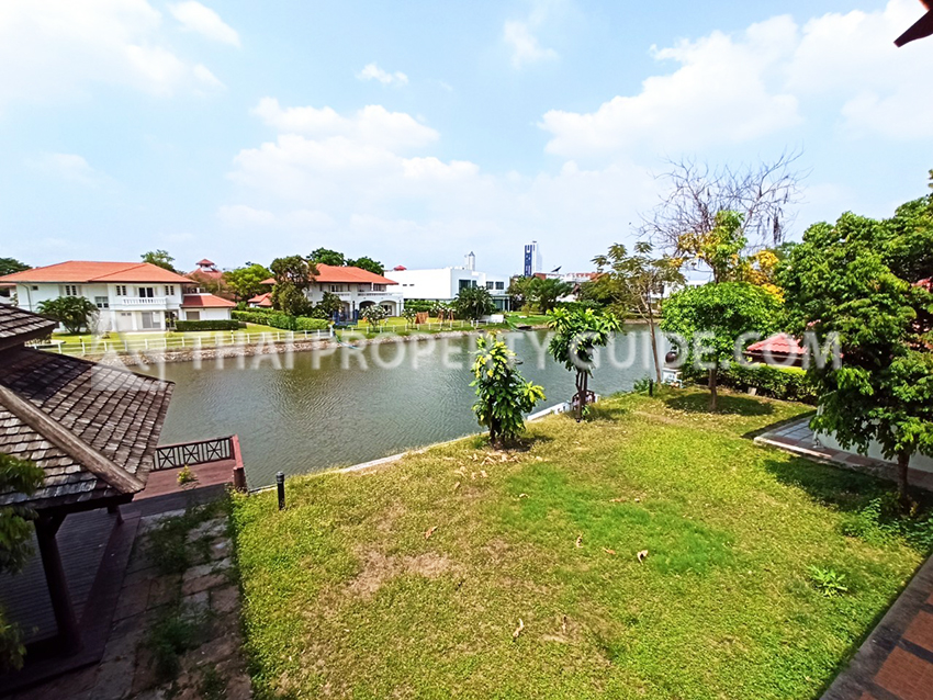 House with Shared Pool in Bangnatrad 