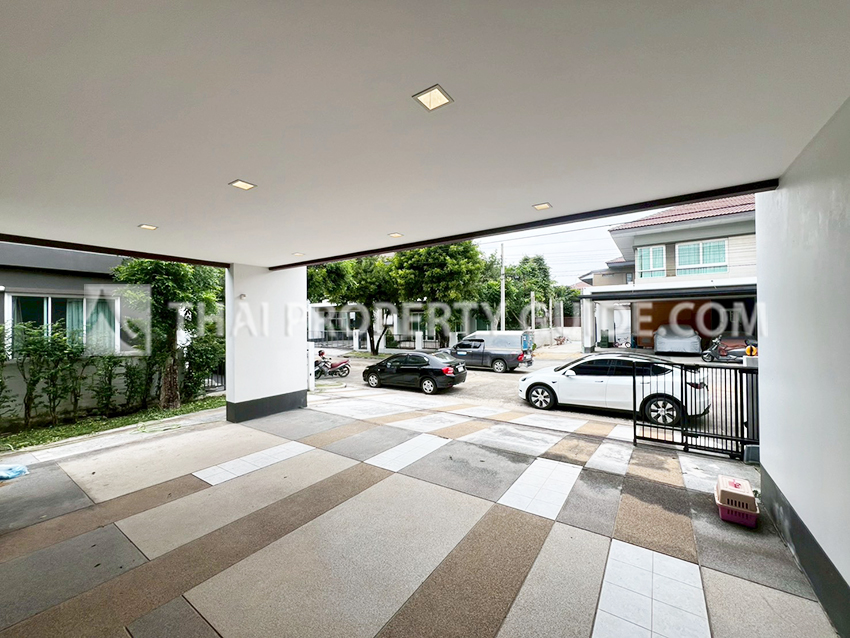 House with Shared Pool in Bangnatrad 