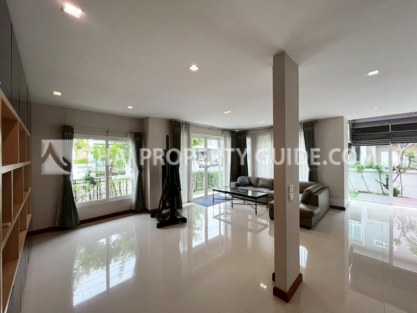 House with Shared Pool in Bangnatrad 