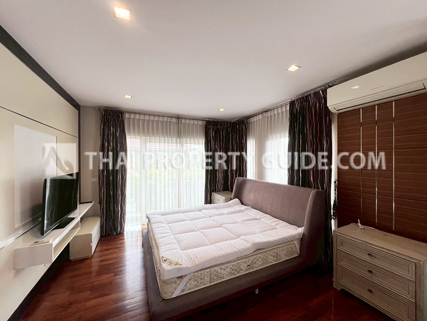 House with Shared Pool in Bangnatrad 