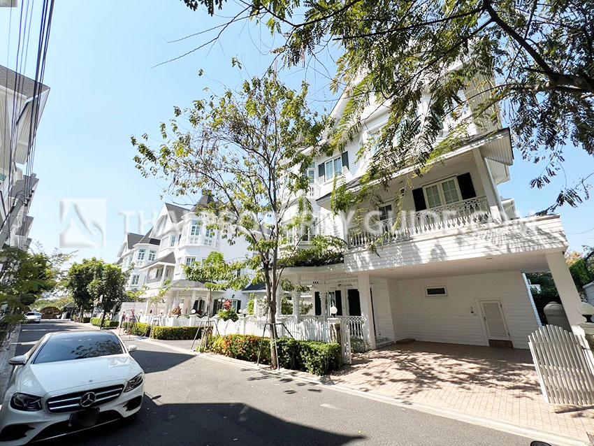 House with Shared Pool in Bangnatrad