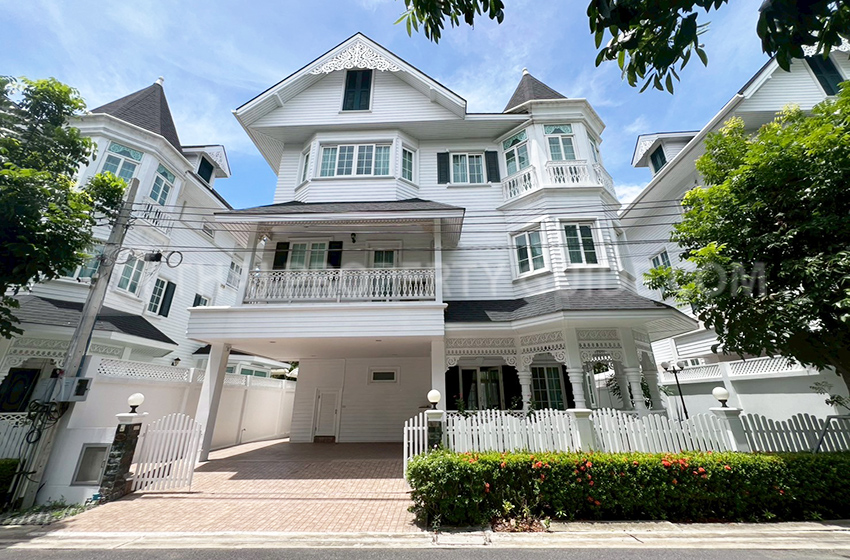 House with Shared Pool in Bangnatrad