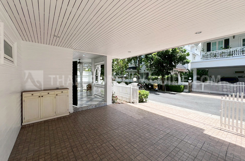House with Shared Pool in Bangnatrad 