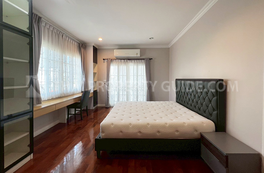 House with Shared Pool in Bangnatrad 