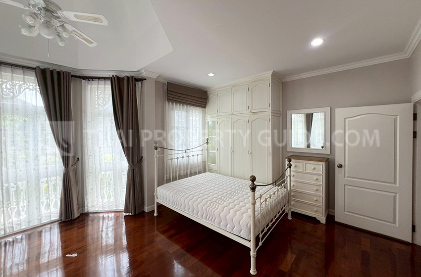 House with Shared Pool in Bangnatrad 