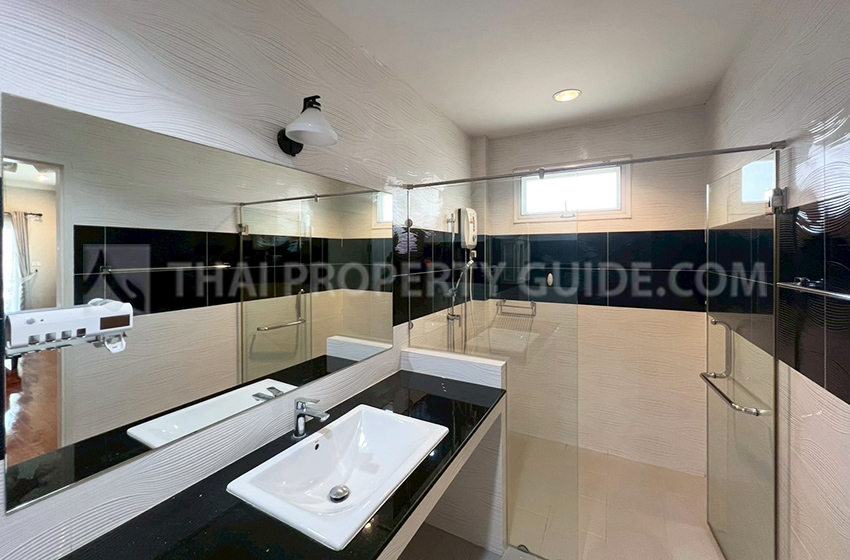 House with Shared Pool in Bangnatrad 