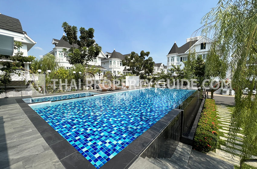 House with Shared Pool in Bangnatrad 