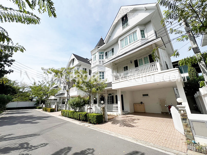 House with Shared Pool in Bangnatrad