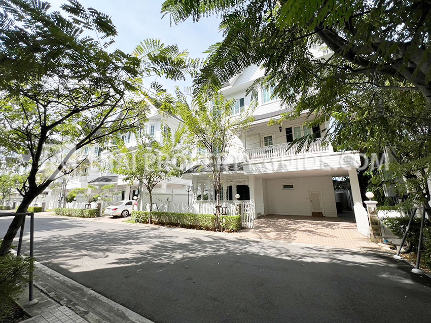 House with Shared Pool in Bangnatrad