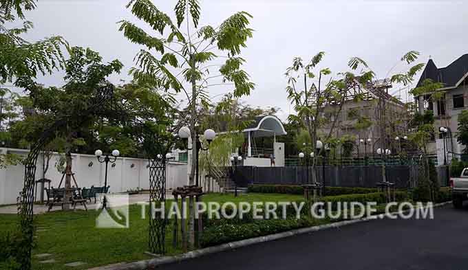 House with Shared Pool in Bangnatrad 