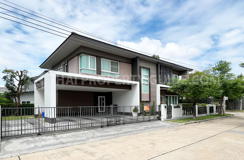 House with Shared Pool in Bangnatrad