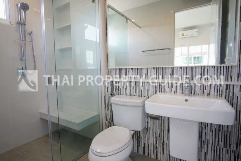 House with Shared Pool in Bangnatrad : Nantawan Bangna Km.7 