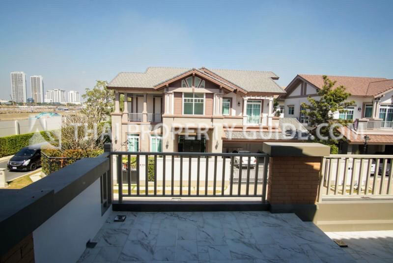 House with Shared Pool in Bangnatrad : Nantawan Bangna Km.7 