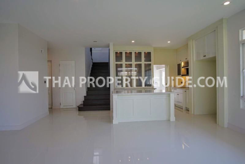 House with Shared Pool in Bangnatrad : Nantawan Bangna Km.7 