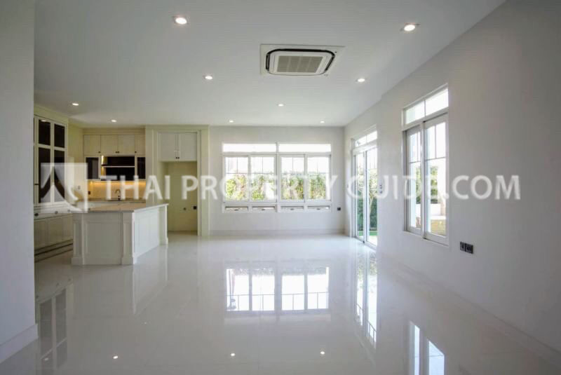 House with Shared Pool in Bangnatrad : Nantawan Bangna Km.7 