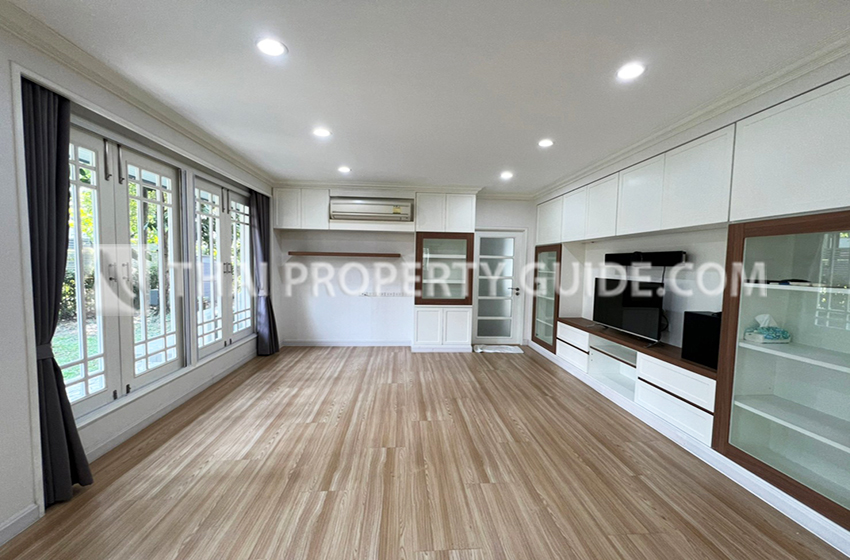 House with Shared Pool in Bangnatrad 