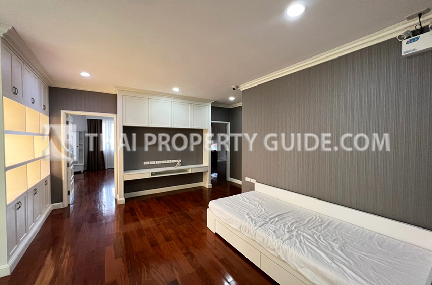 House with Shared Pool in Bangnatrad 