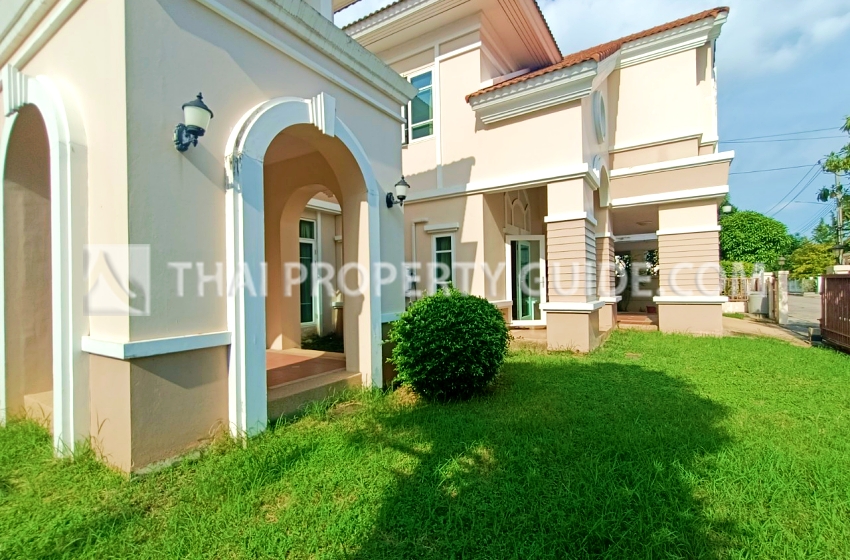 House with Shared Pool in Bangnatrad 