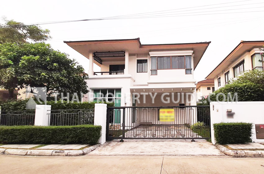 House with Shared Pool in Bangnatrad