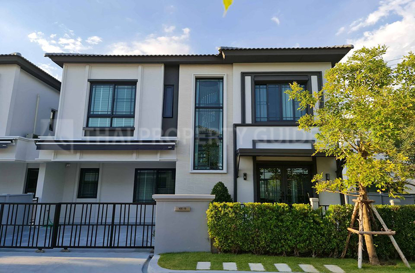 House with Shared Pool in Bangnatrad
