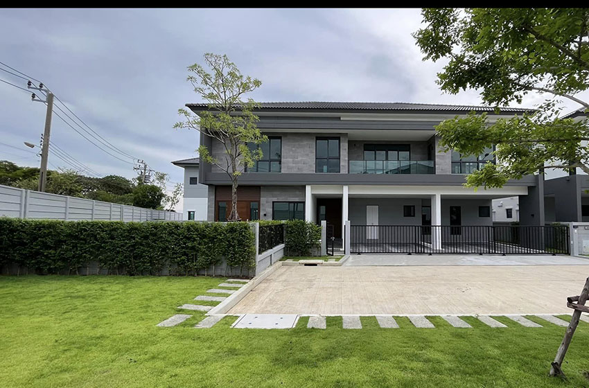 House with Shared Pool in Bangnatrad