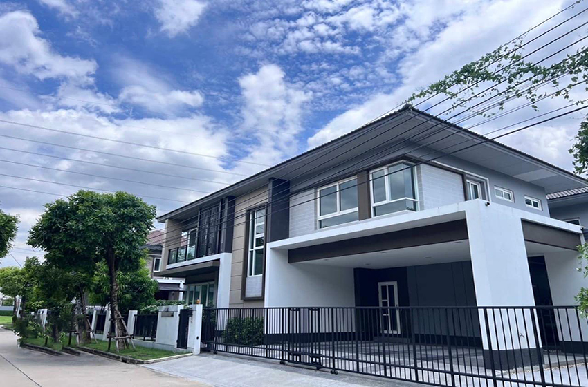 House with Shared Pool in Bangnatrad