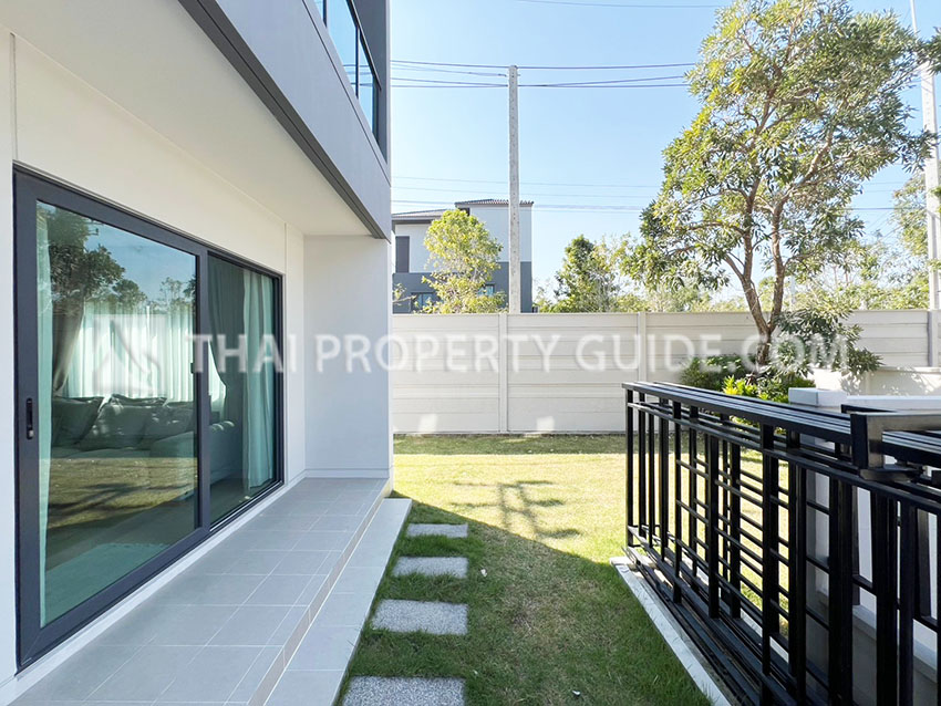 House with Shared Pool in Bangnatrad 