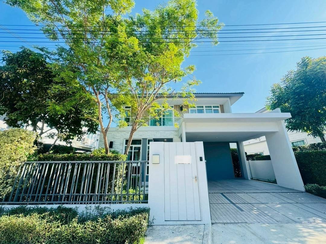 House with Shared Pool in Bangnatrad