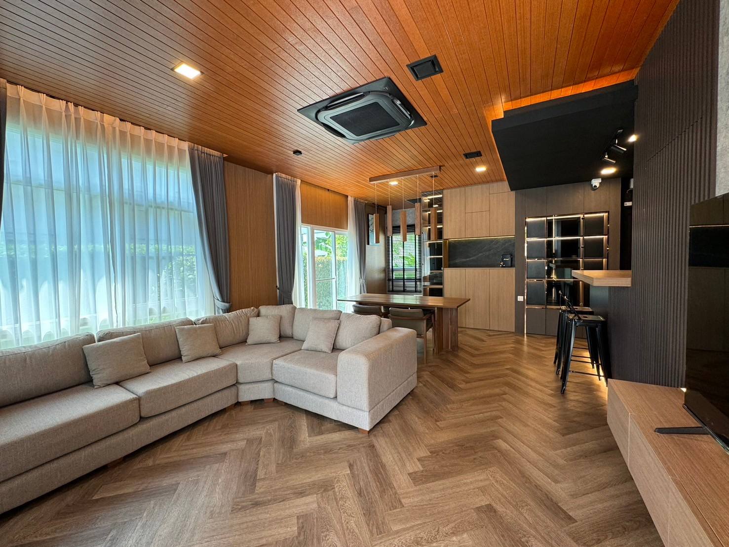 House with Shared Pool in Bangnatrad 
