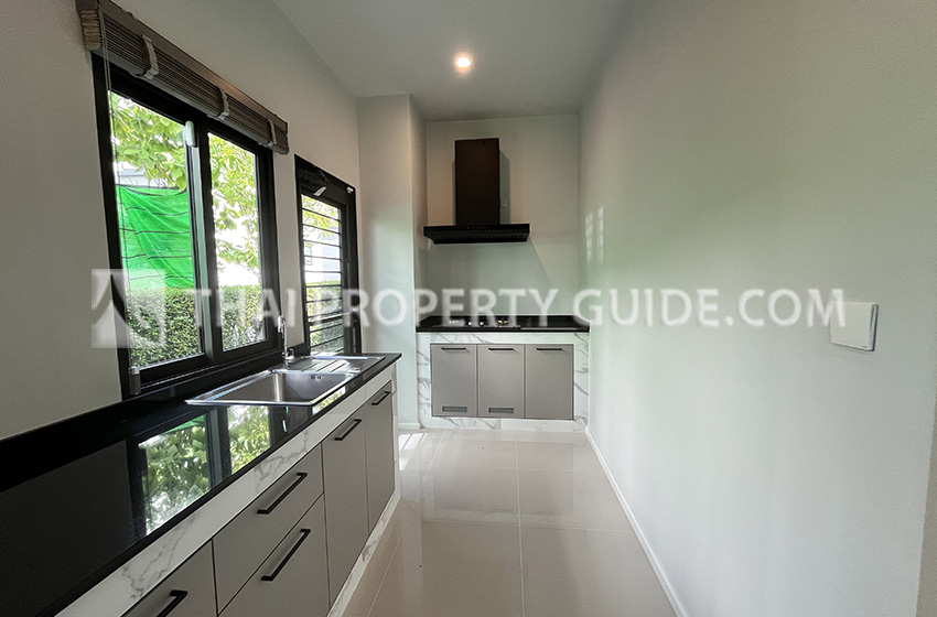 House with Shared Pool in Bangnatrad 