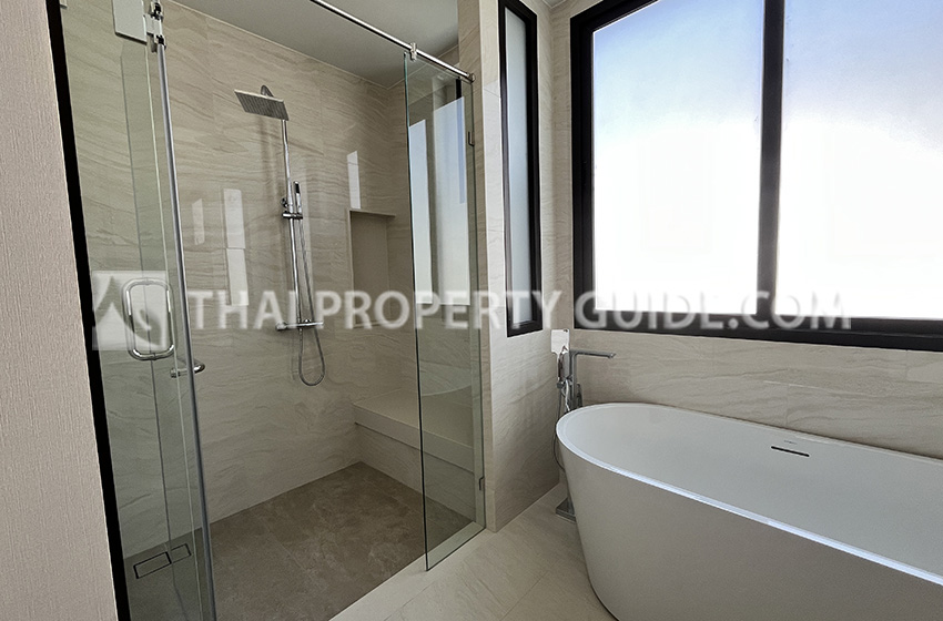 House with Shared Pool in Bangnatrad 