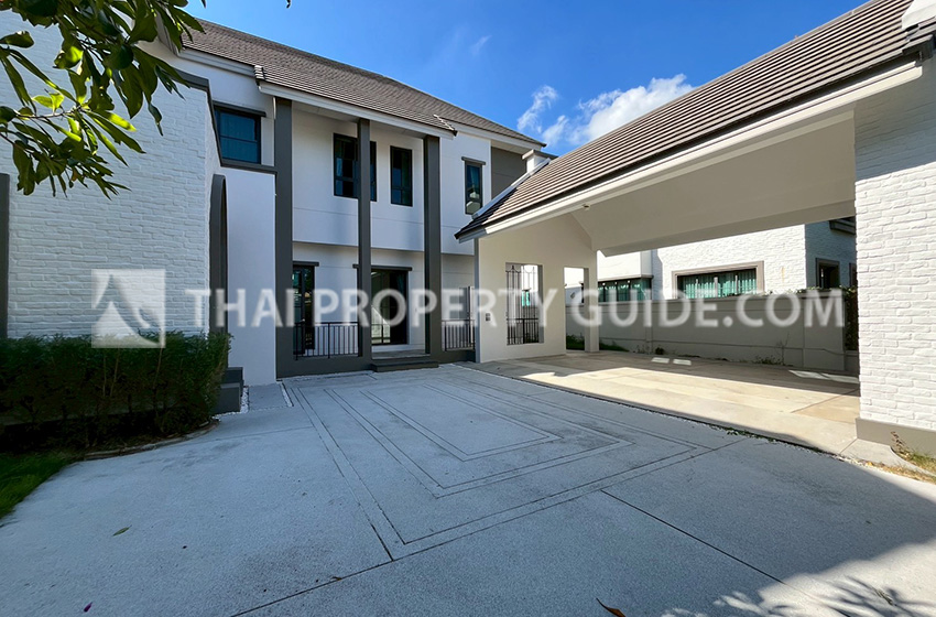 House with Shared Pool in Bangnatrad 