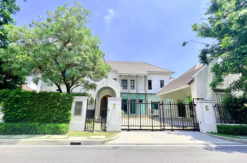 House with Shared Pool for rent in Bangnatrad