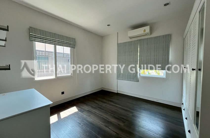 House with Shared Pool in Bangnatrad : Nantawan Bangna Km.7 