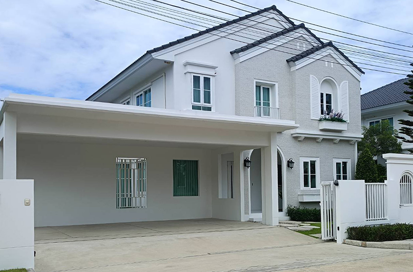 House with Shared Pool in Bangnatrad
