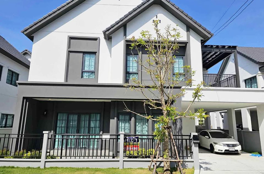 House with Shared Pool in Bangnatrad