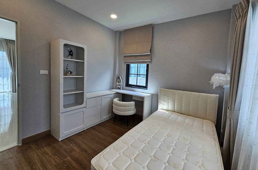 House with Shared Pool in Bangnatrad 