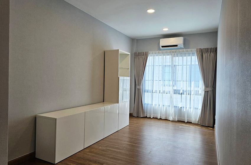 House with Shared Pool in Bangnatrad 