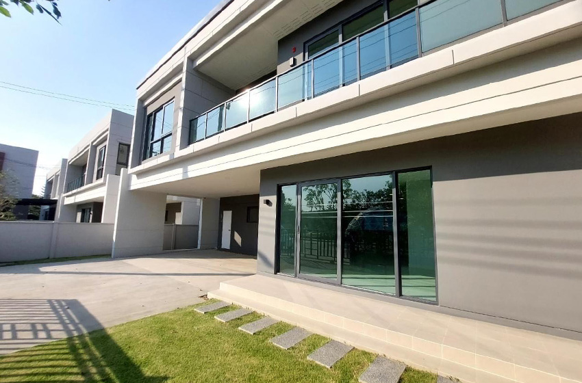 House with Shared Pool in Bangnatrad 