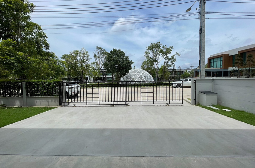 House with Shared Pool in Bangnatrad 
