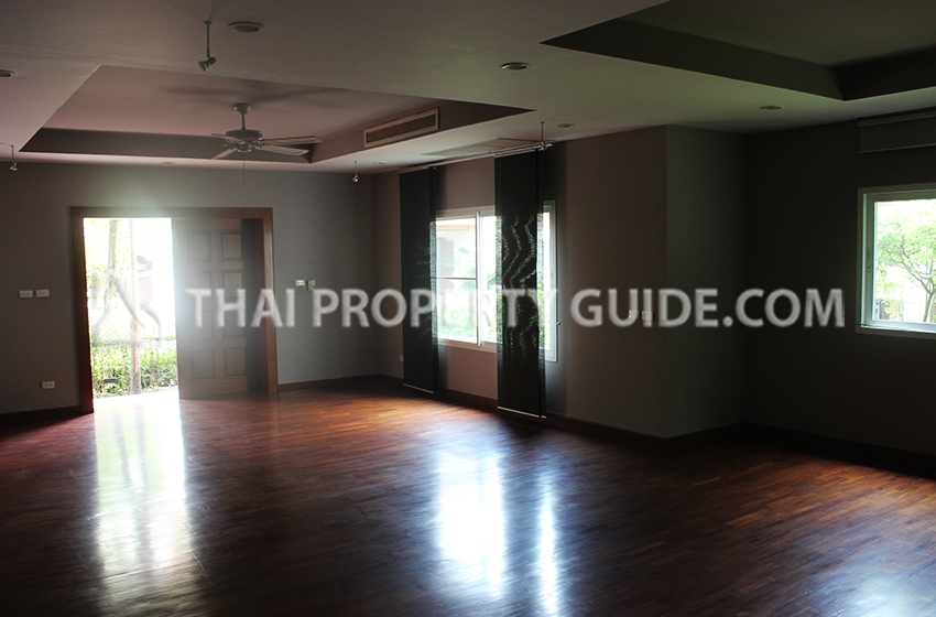 House with Shared Pool in Chaengwattana 